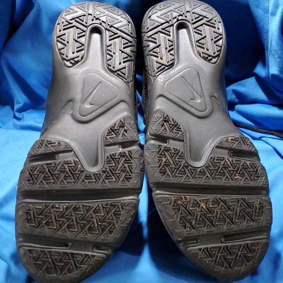 Nike athletic shoes - Picture 3 of 5